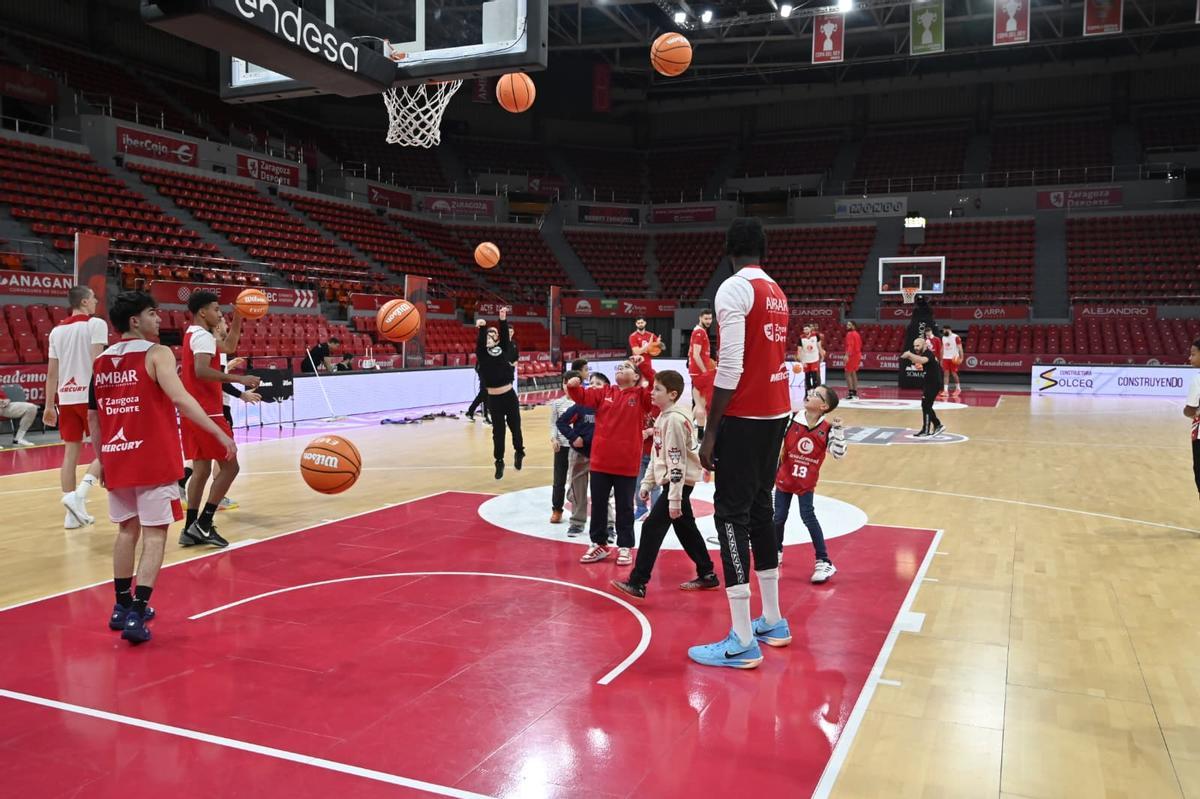 Los niños, intentando encestar canastas en el Felipe