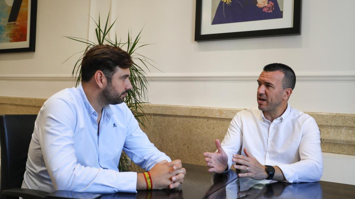 El alcalde de Beniflà, Borja Gironés, con el presidente del PP de la provincia de Valencia, Vicent Mompó.