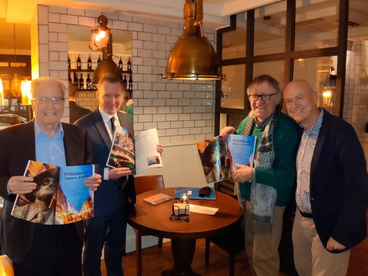 Antonio Garrigues Walker, Frank Smyth (embajador de la República de Irlanda en España), Ian Gibson y el fotógrafo y periodista Carlos Rodríguez Zapata posan con el número de febrero de 2022 de VIAJAR.