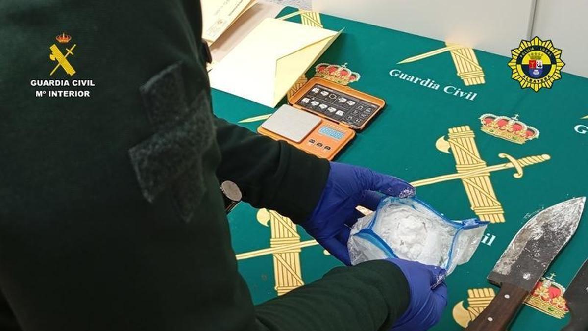 Les dan el alto en un control en Albatera, el conductor da positivo en metanfetamina y acaban detenidos por tráfico de drogas