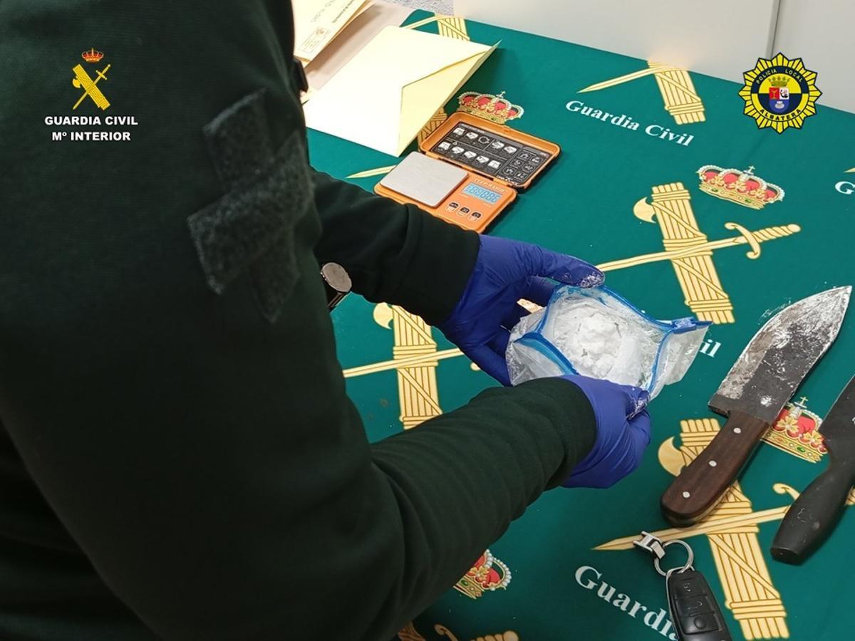 Droga y cuchillos intervenidos intervenidos por los agentes en un dispositivo de control