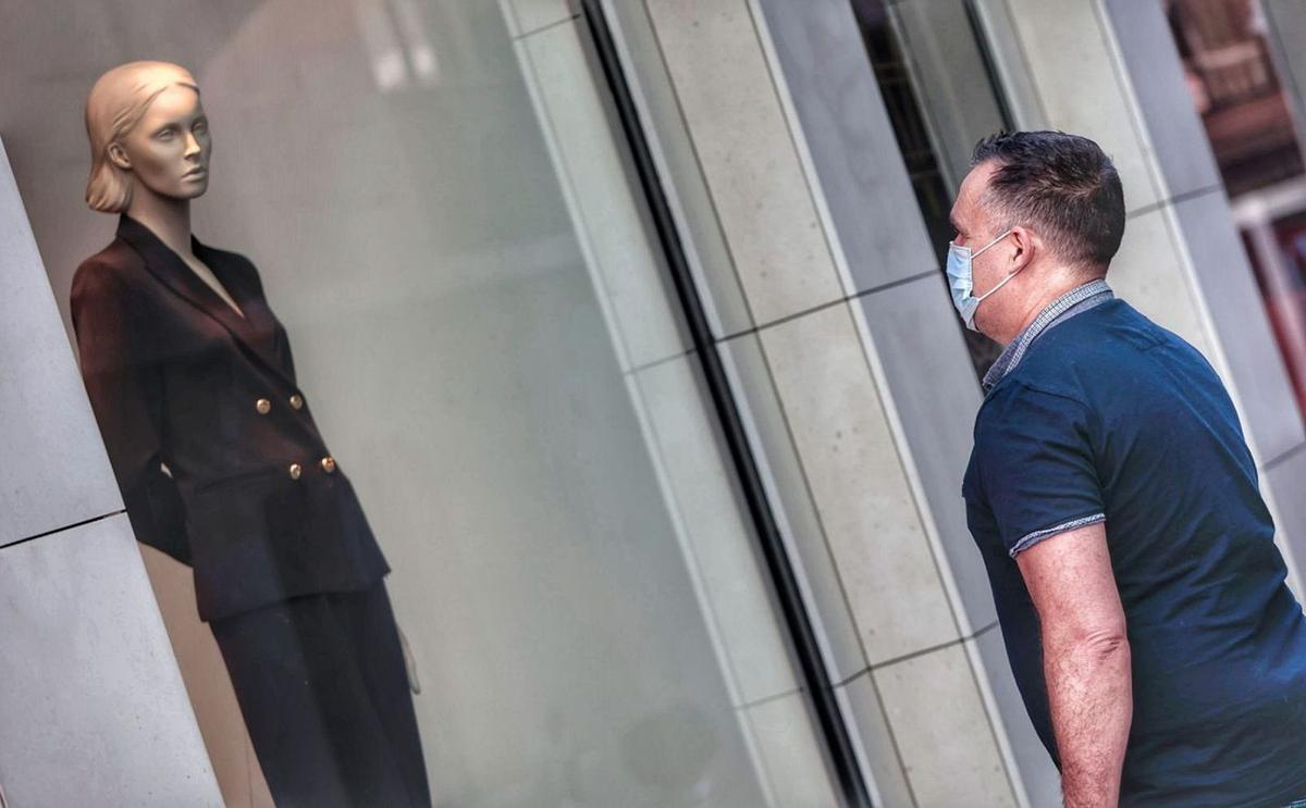 Un hombre contempla el escaparate de un tienda en Santa Cruz de Tenerife.