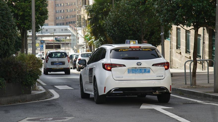 Interceptan a dos taxistas circulando borrachos y con pasajeros a bordo en Santiago