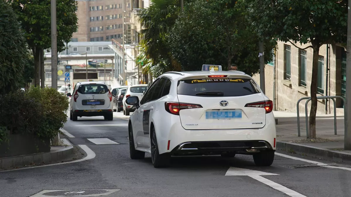 Interceptan a dos taxistas circulando borrachos y con pasajeros a bordo en Santiago