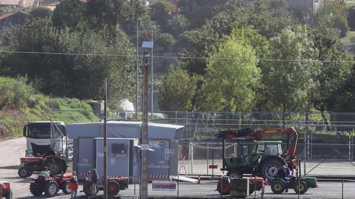 Una estación móvil de inspección de tractores, en Meaño.