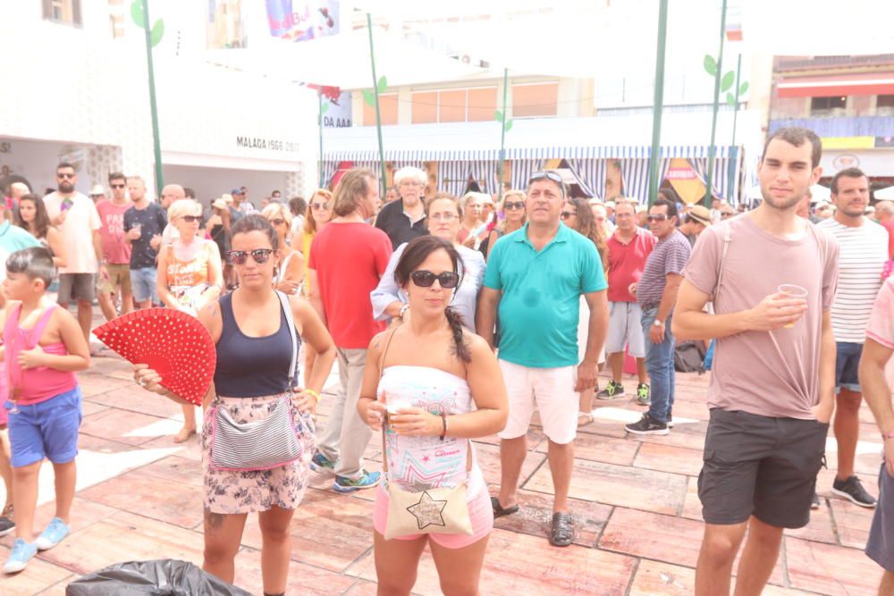 En la plaza de la Constitución, los asistentes a la Feria del Centro también han guardado un minuto de silencio