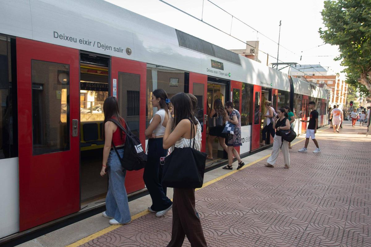 València, Alberic. RBR Primer día de funcionamiento de metro Valencia tras ocho meses de las inundaciones en la estación de Alberic
