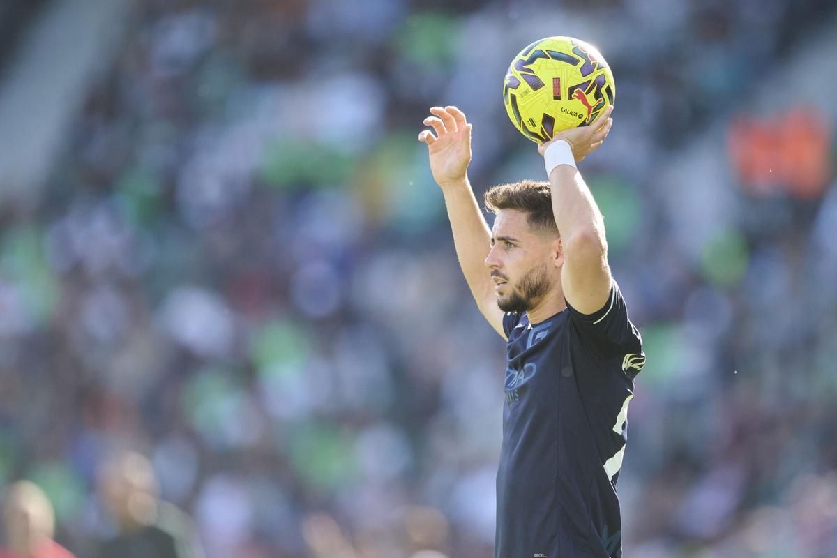 Àlex Moreno, en un saque de banda