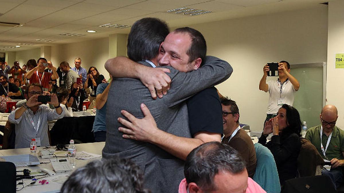 El abrazo de Artur Mas y David Fernàndez el 9-N