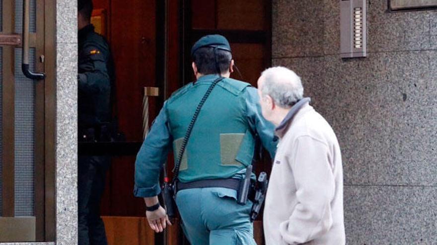 La Guardia Civil en uno de los registros efectuados esta mañana en Vigo // R.Grobas