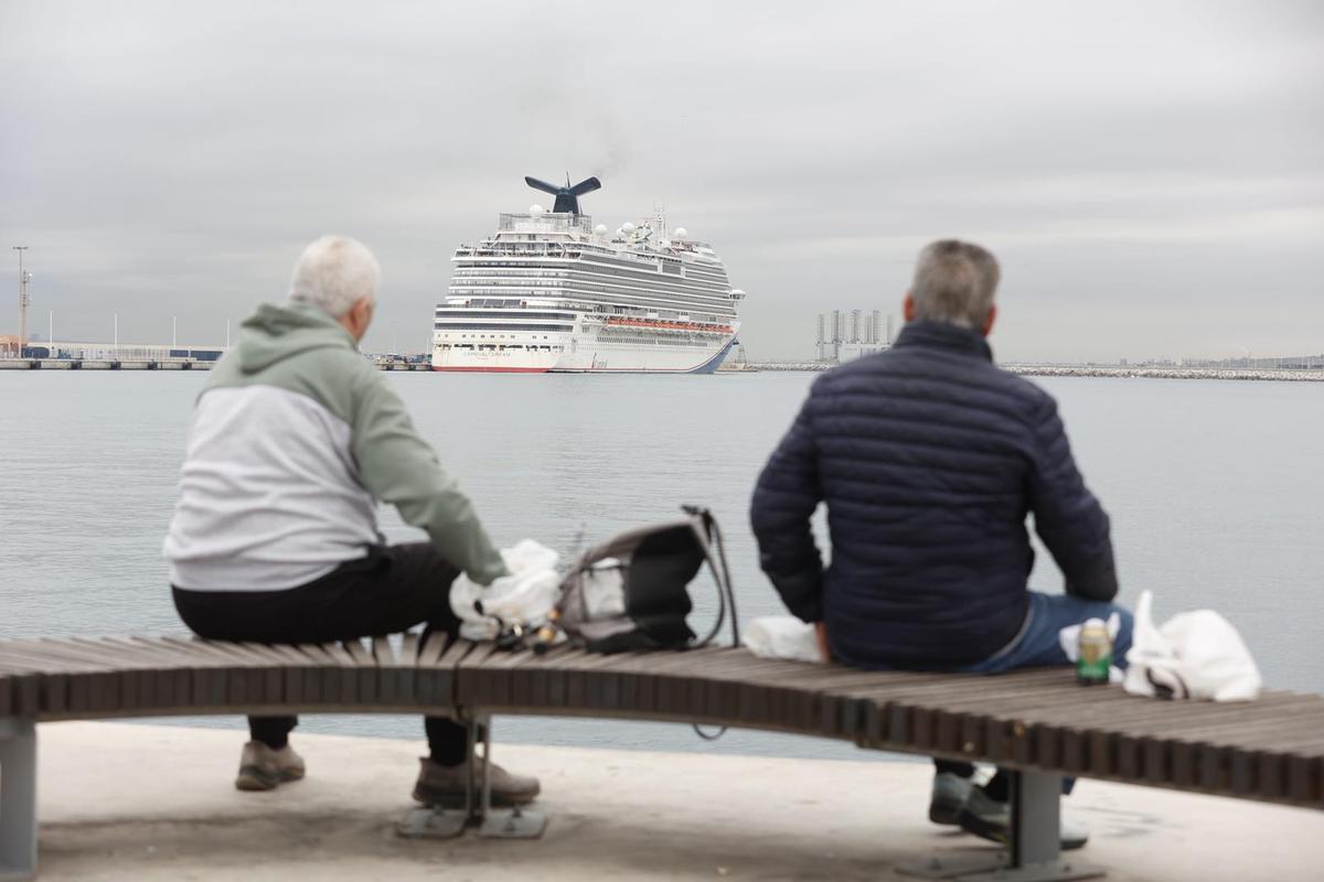 El Carnival Dream atracado en el muelle 14 del Puerto de Alicante.