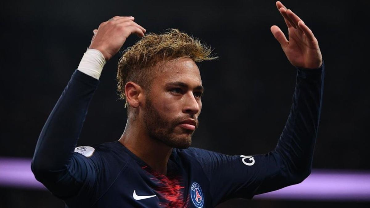 Neymar anima a la hinchada del PSG en el Parque de los Príncipes.