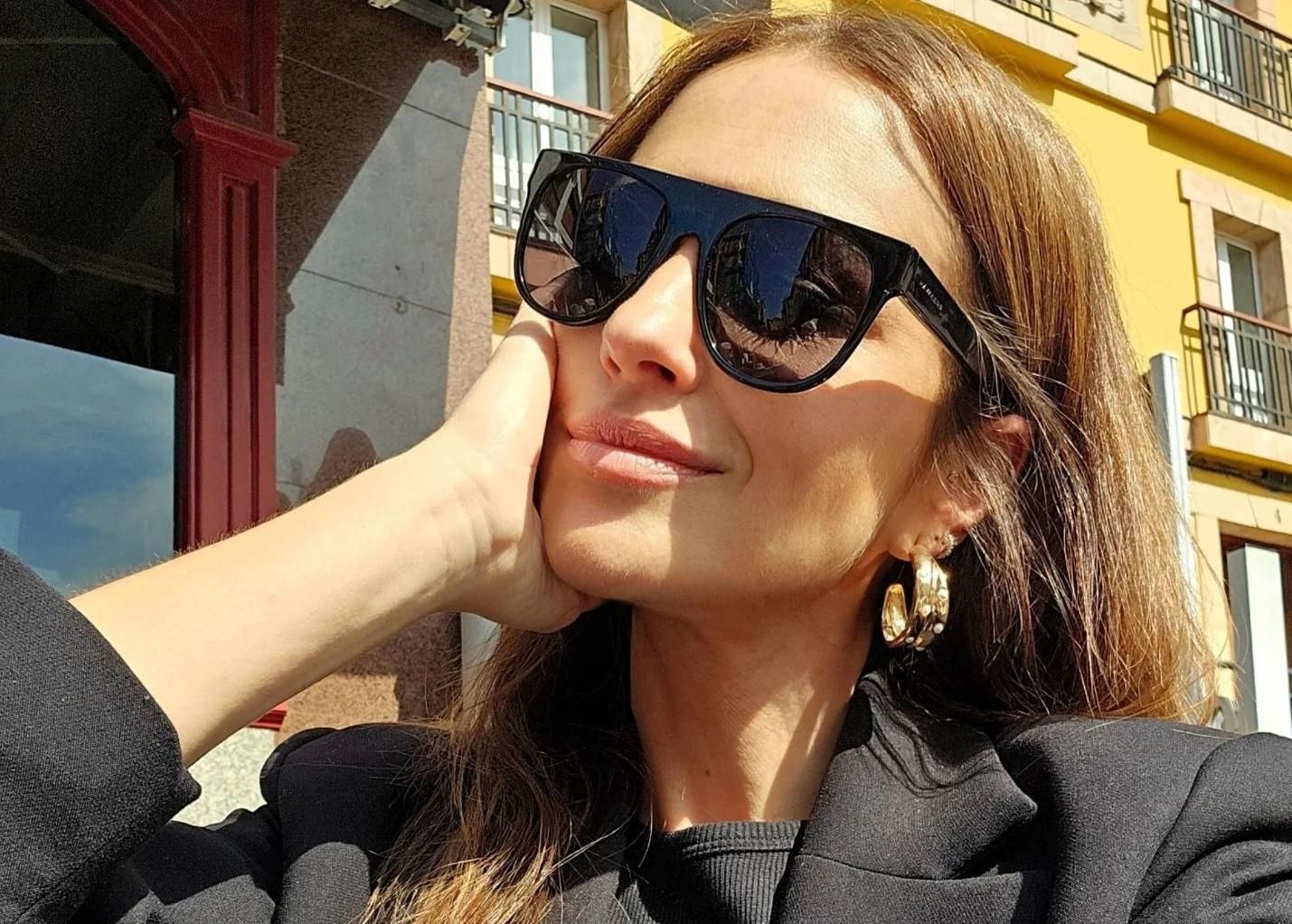 Paula Echevarría con americana negra y gafas de sol