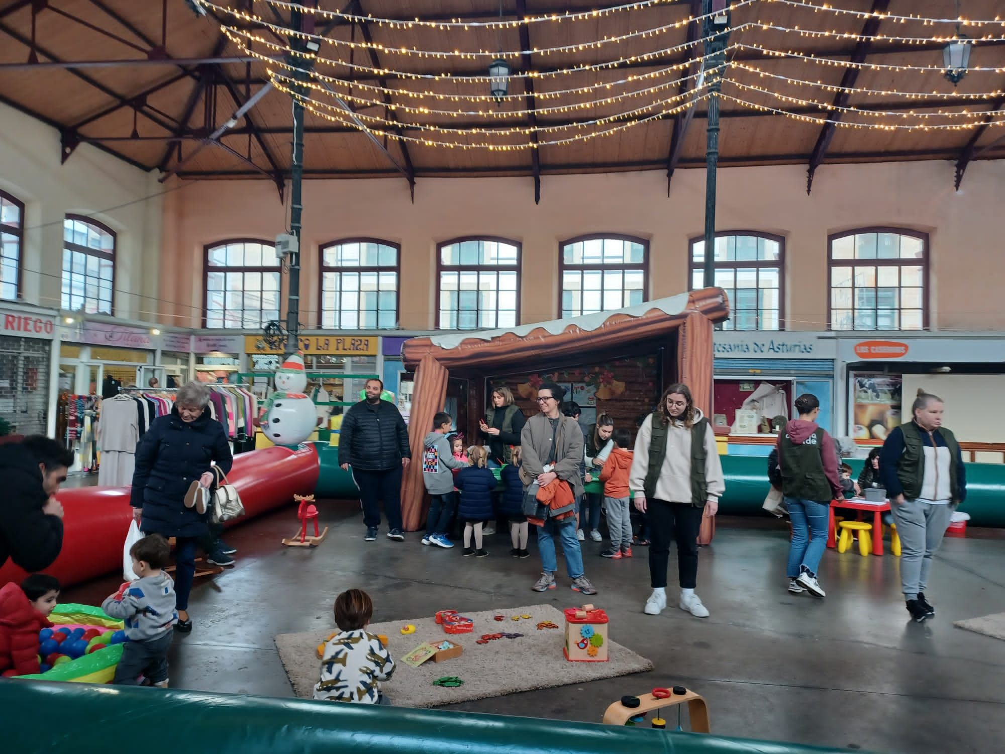 La plaza de abastos de Villaviciosa se convierte en un gran parque de juegos: así es el Salón de Navidad