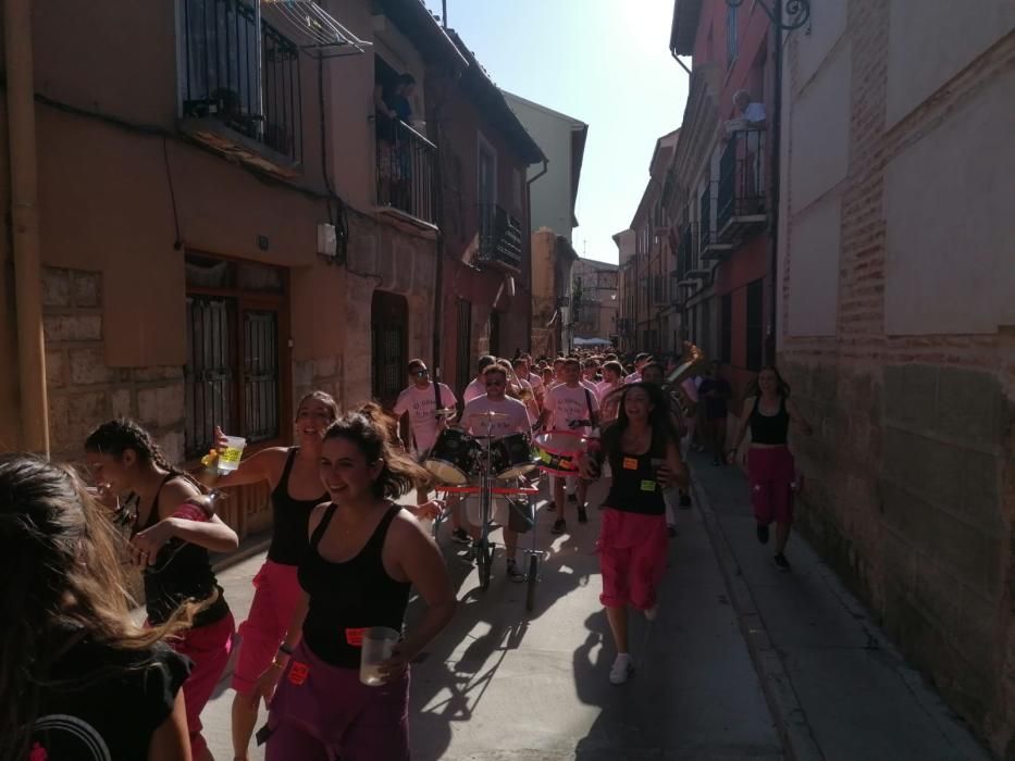 Animado desfile de peñas de Toro.