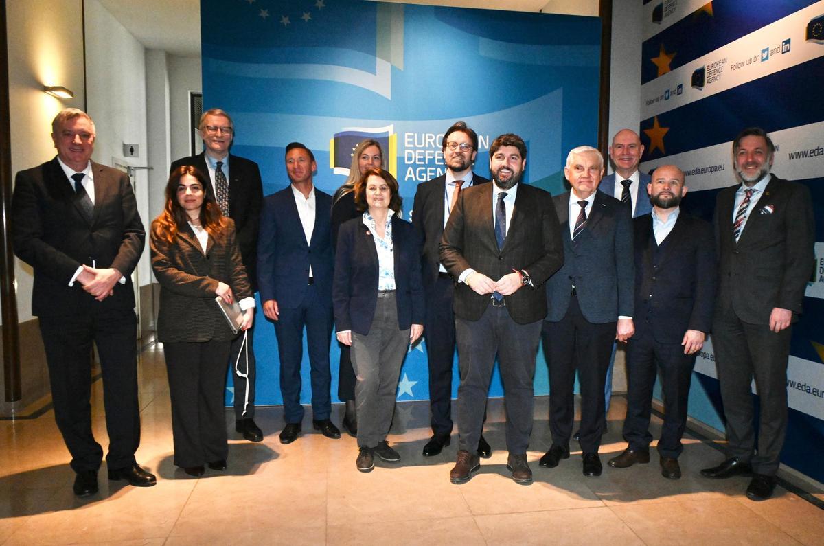 El jefe del Ejecutivo de la Región de Murcia, Fernando López Miras, visitó hoy en Bruselas la Agencia Europea de Defensa, en calidad de presidente del Grupo de Trabajo sobre Defensa del Comité Europeo de las Regiones.