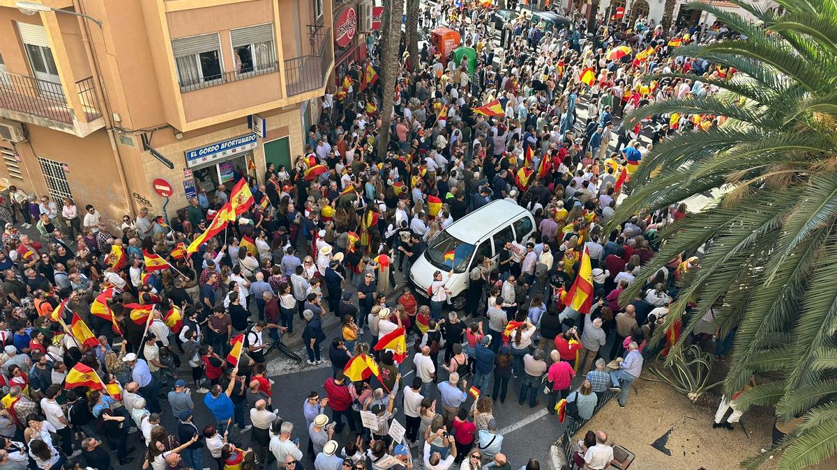 Miles de manifestantes protestan en los alrededores de la calle Pintor Gisbert, sede del PSOE de Alicante
