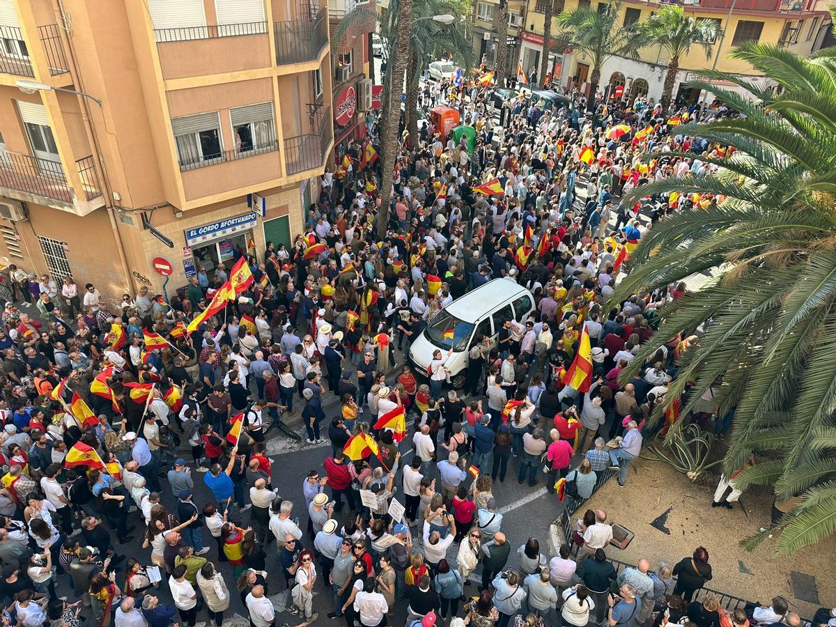 Manifestantes en la sede del PSOE en Alicante