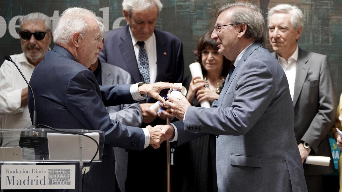 Joan Tapia recibe un diploma de manos del Secretario de Estado de Memoria Histórica, Fernando Martínez, en el acto de homenaje de la APE y Fundación Diario Madrid a 20 periodistas por defender las libertades en la dictadura y la transición.