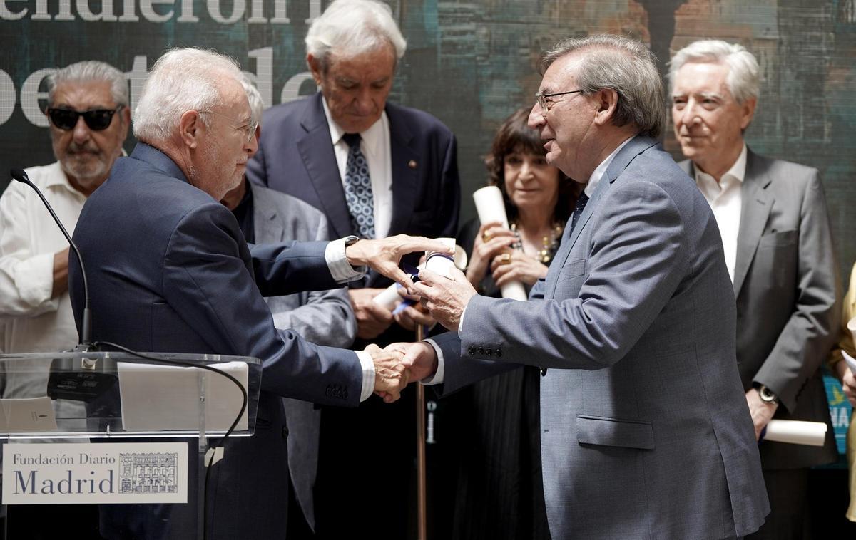 Joan Tapia recibe un diploma de manos del Secretario de Estado de Memoria Histórica, Fernando Martínez, en el acto de homenaje de la APE y Fundación Diario Madrid a 20 periodistas por defender las libertades en la dictadura y la transición.