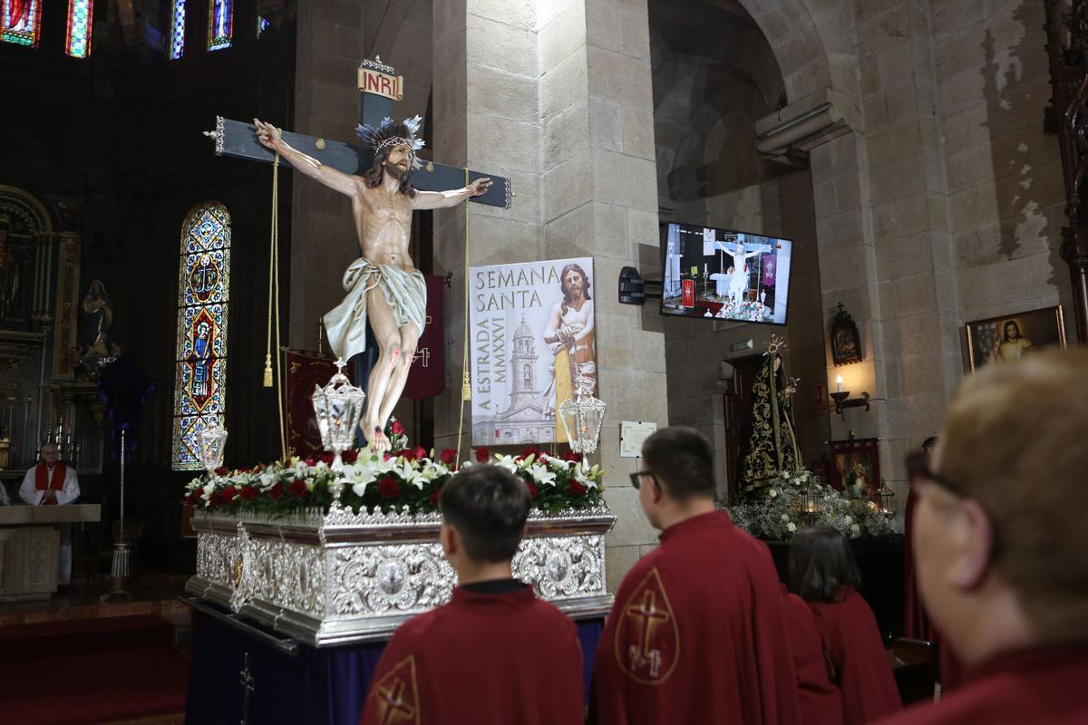 Procesión del Santo Entierro en el casco urbano de A Estrada Procesión del Santo Entierro en el casco urbano de A Estrada