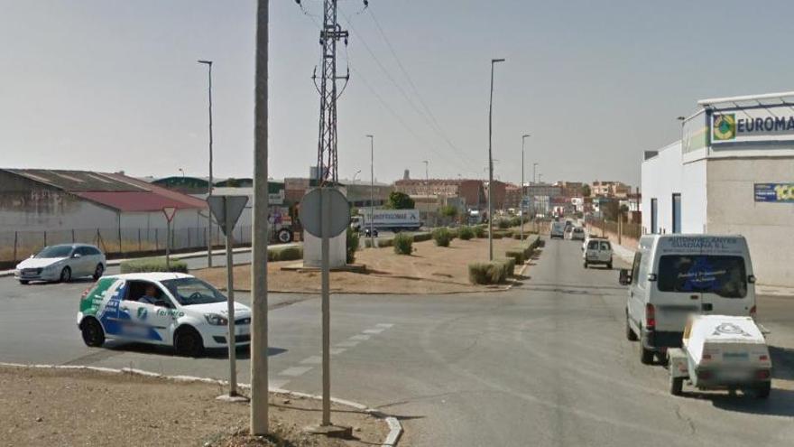 Dos heridos al chocar una furgoneta y un turismo en Badajoz