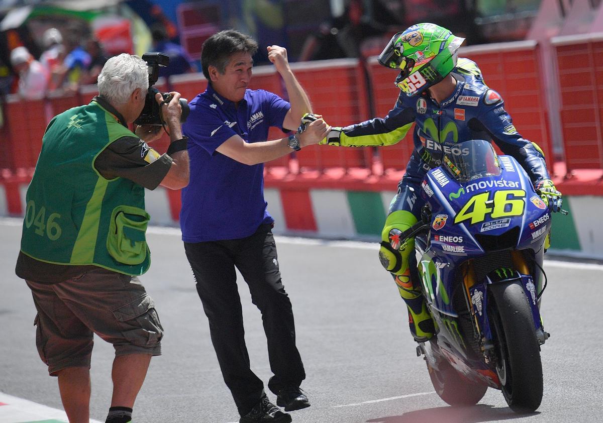 Valentino Rossi celebra tras la sesión de clasificación de Mugello en 2017.