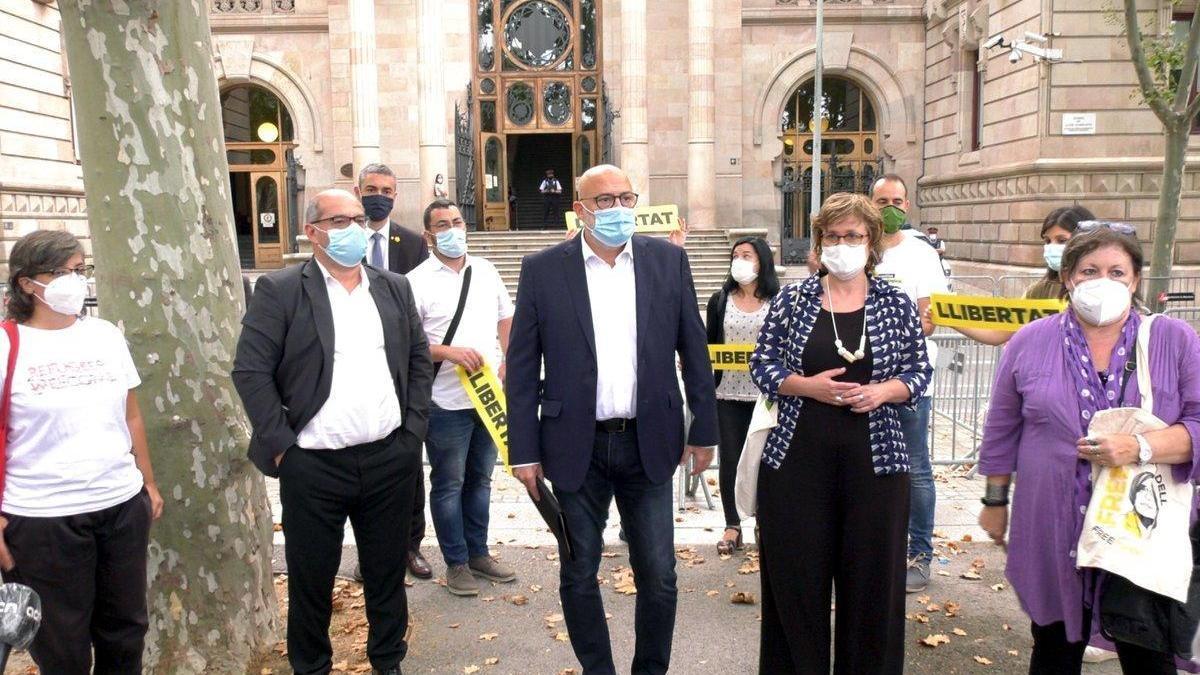 Mireia Boya, Lluís Corominas, Lluís Guinó, Anna Simó i Ramona Barrufet, a les portes del TSJC