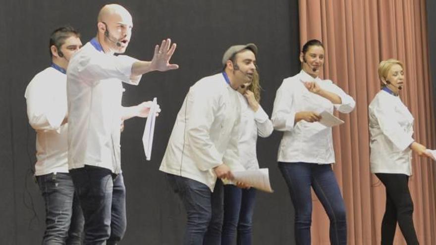 Los seis cocineros ilicitanos durante la clase magistral que ofrecieron en la mañana de ayer.