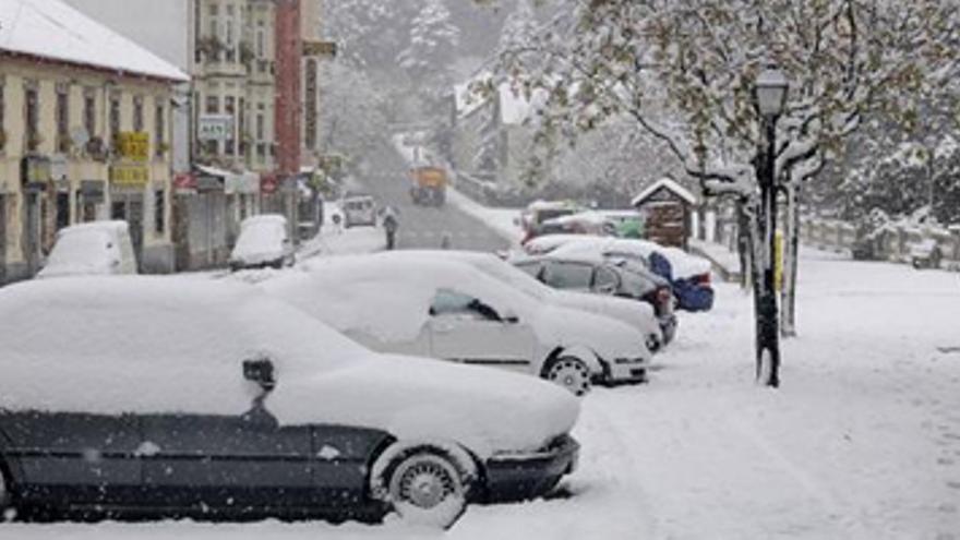 Tres puertos cerrados y doce con cadenas por la nieve