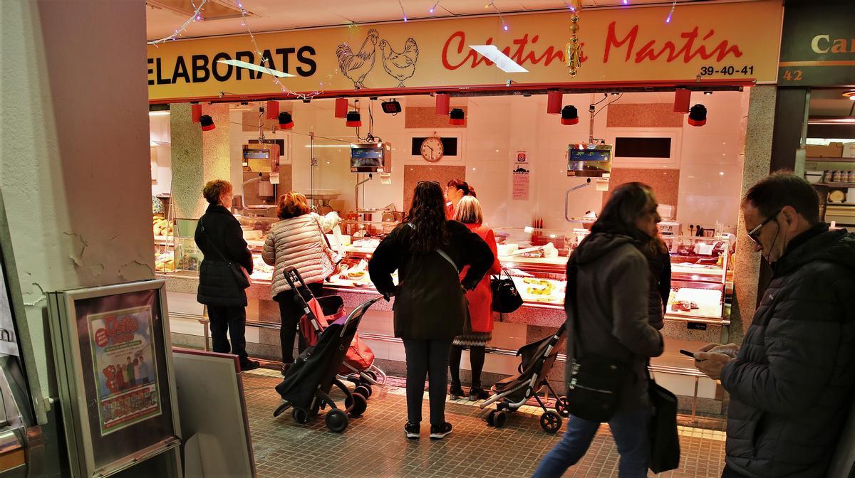 Vecinos de L'Hospitalet realizan sus compras en el Mercat del Centre.