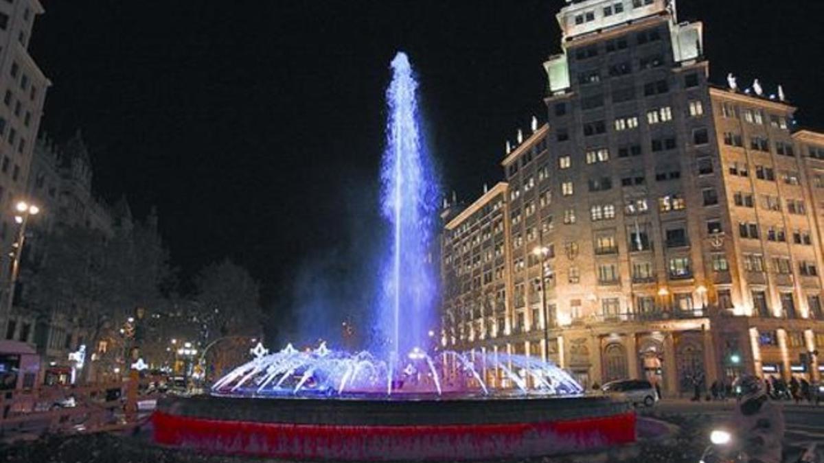 Ensayo 8 Pruebas de la fuente restaurada del paseo de Gràcia con la Gran Via, anoche.