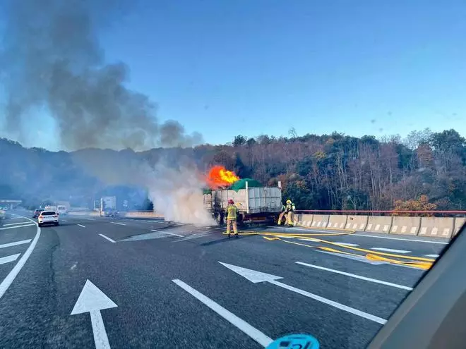 Les imatges de l'incendi de la càrrega d'un camió que circulava per l'Eix a Sant Hilari Sacalm