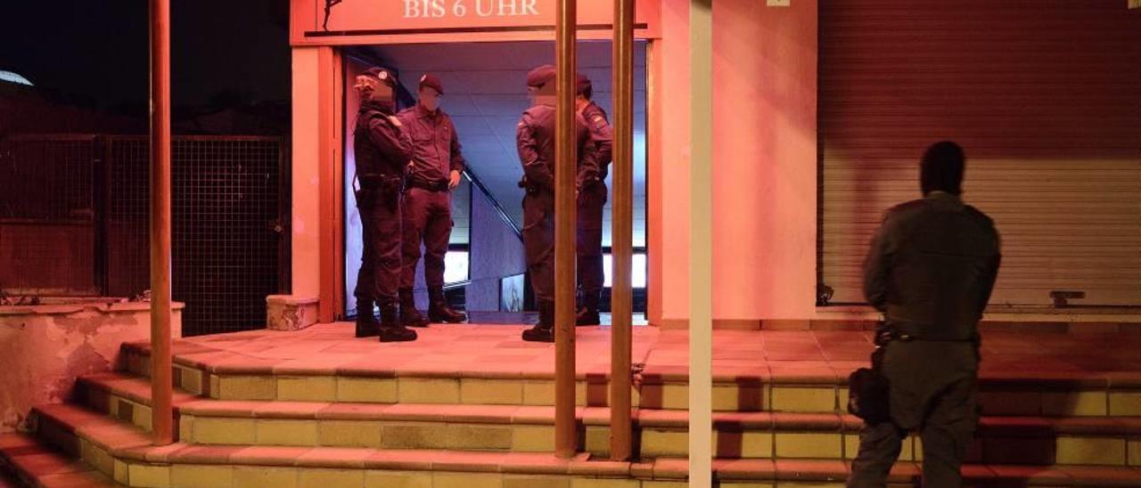 Agentes de la Guardia Civil custodian la puerta de uno de los locales de alterne de s&#039;Arenal registrados en la madrugada del jueves.