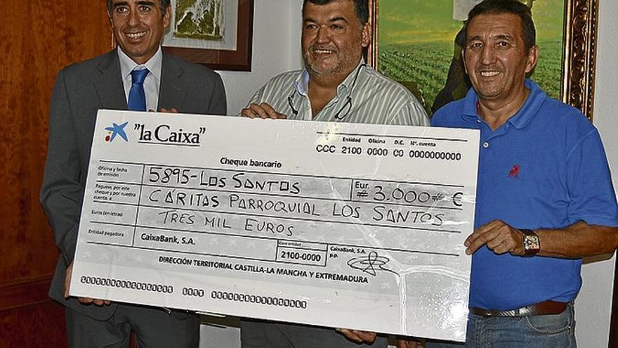 La Obra Social de la Caixa da a Cáritas un cheque de 3.000 euros