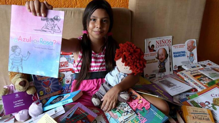 Fernanda González con su libro sobre la igualdad, &quot;¿Azul o rosa?&quot;.