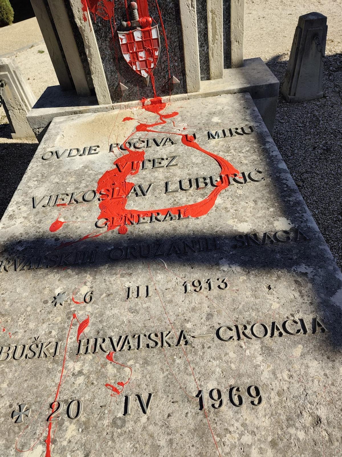 La tumba ubicada en el cementerio de Carcaixent con la pintura sobre ella.