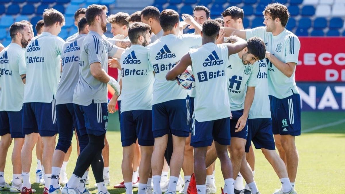 El equipo haciendo un pasillo a Carlos Soler