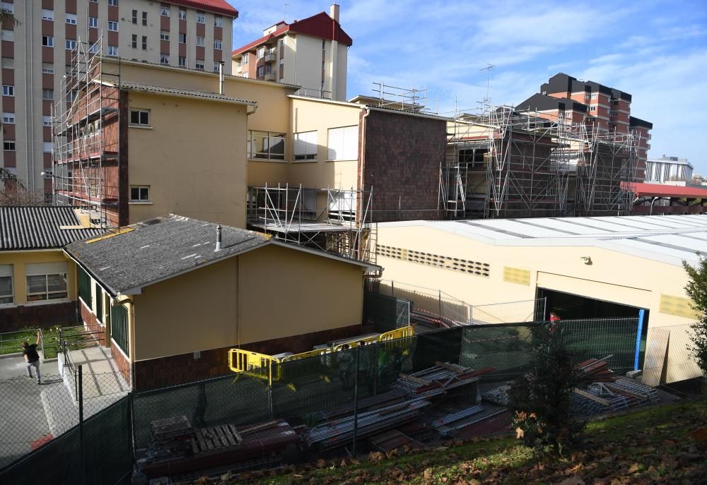 El Anpa del Ramón de la Sagra protesta por el andamio instalado a la entrada del centro