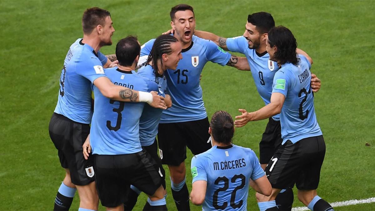Los jugadores de Uruguay celebran su primer gol contra Rusia en el Mundial de Rusia 2018