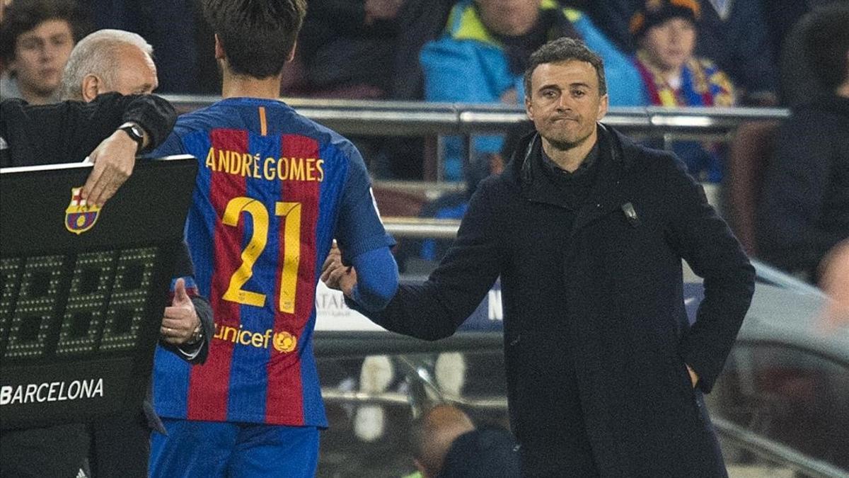 Luis Enrique anima a André Gomes al ser cambiado.