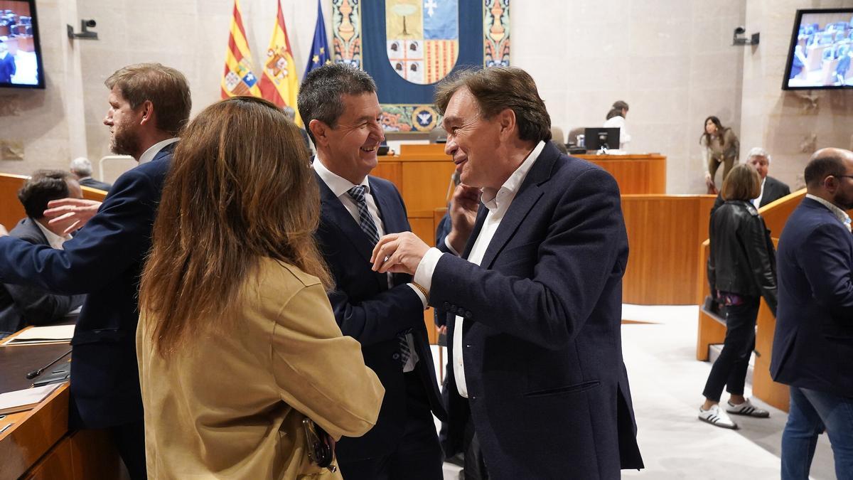 Guitarte, a la derecha, conversa con varios diputados, este jueves en las Cortes.