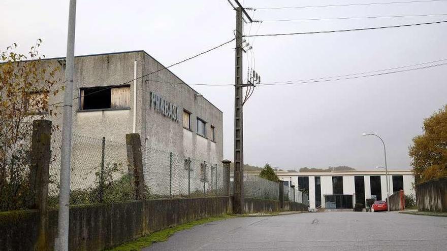 Vista de la nave en donde pretende instalarse Racso, con otras industrias al fondo. // Bernabé/Javier Lalín