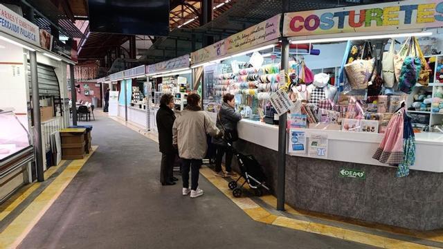 La mercería de Dulce Requena es uno de los nuevos negocios que han llegado al mercado de Tavernes. | LEVANTE-EMV