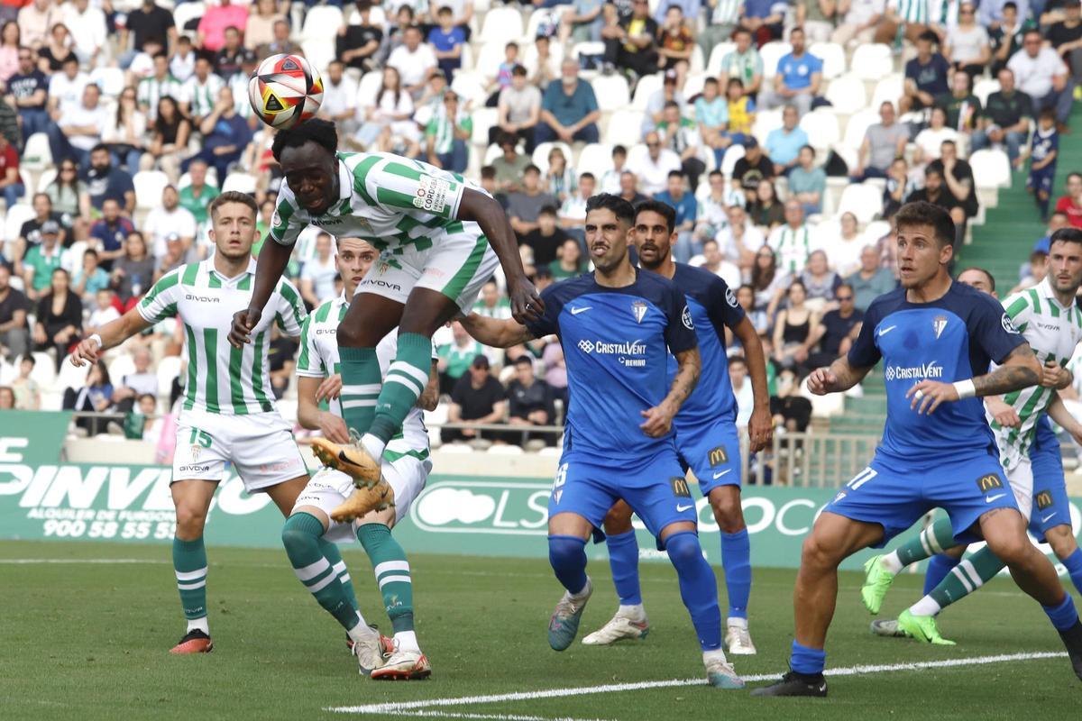 Diarra golpea el balón con la cabeza.