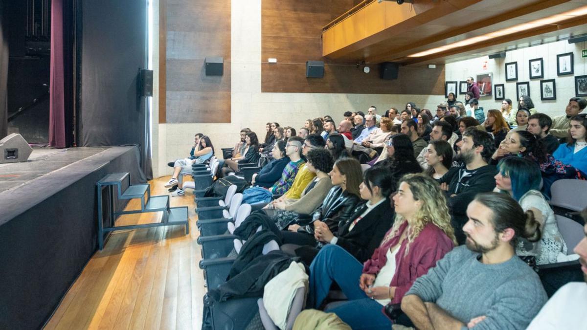 A la izquierda, la psicóloga santiaguesa Rebeca Calvo durante su charla en la jornada artística dedicada a la salud mental celebrada en el salón Teatro /  | FOTOGRAFÍA: PIXELÍN PHOTO