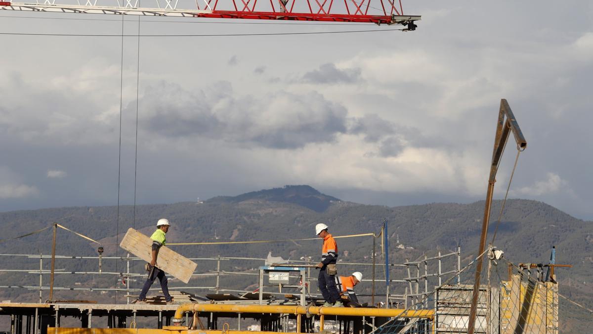 Obreros continúan trabajando en la construcción de las 'Málaga Towers'.