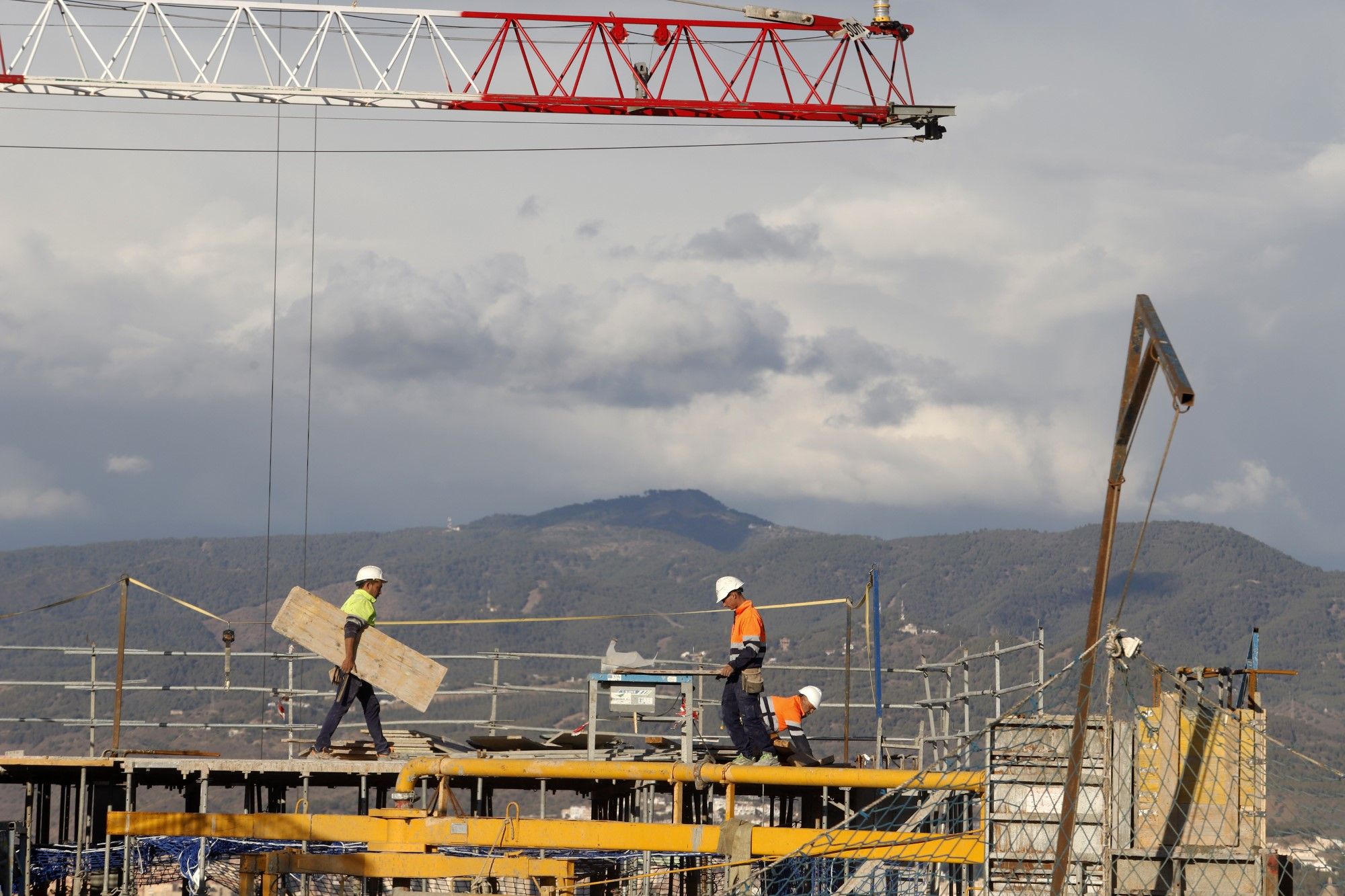 Sierra Blanca Estates celebra la puesta de la bandera en el edificio central de las 'Málaga Towers'