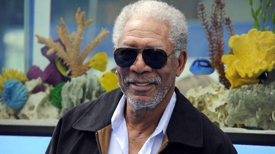 Morgan Freeman sufre un accidente aéreo.