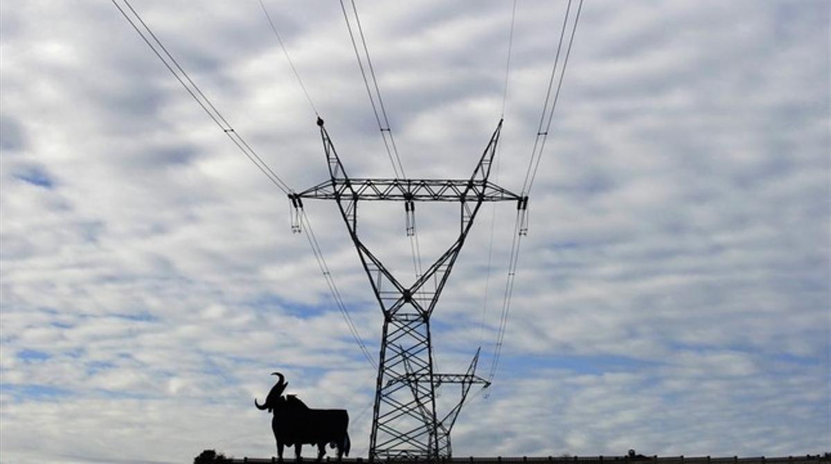 Línea de electricidad de alta tensión en España. 